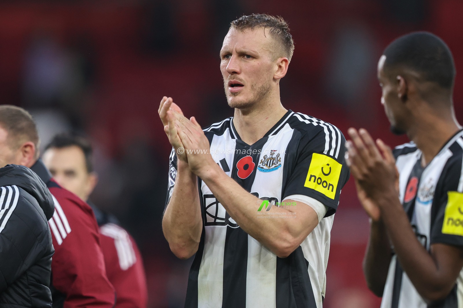 Dan Burn of Newcastle applauds the fans after the game during the Premier League match Nottingham Forest vs Newcastle United at City Ground, Nottingham, United Kingdom, 10th November 2024

(Photo by Alfie Cosgrove/News Images)