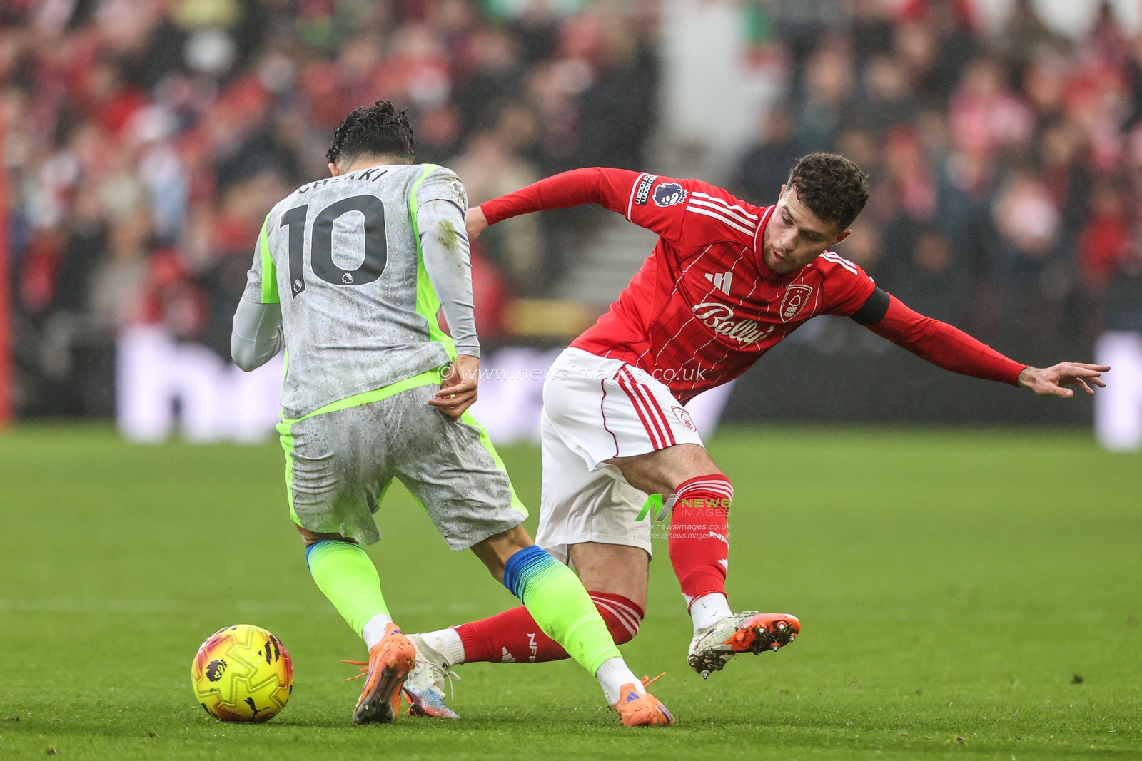 Rayan Cherki of Manchester City and Neco Williams of Nottingham Forest battle for the ball during the Premier League match Nottingham Forest vs Manchester City at City Ground, Nottingham, United Kingdom, 27th December 2025

(Photo by Alfie Cosgrove/News Images)

*** GER AUT SUI OUT ***