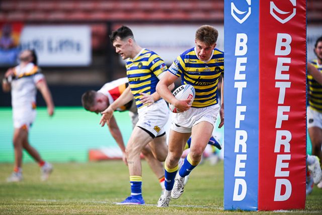 Ewan Irwin of Warrington Wolves scores his team's seventh try during the Betfred Super League round 22 match Bradford Bulls vs Warrington Wolves at Odsal Stadium, Bradford, United Kingdom on 08 August 2026

(Photo by Ben Roberts/News Images)