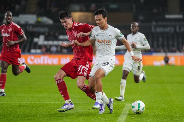 Eom Ji-Sung of Swansea City under pressure from Nicolò Savona of Nottingham Forest during the Carabao Cup 3rd Round Swansea City vs Nottingham Forest at Swansea.com Stadium, Swansea, United Kingdom, 17th September 2025

(Photo by Andrew Lewis/News Images)