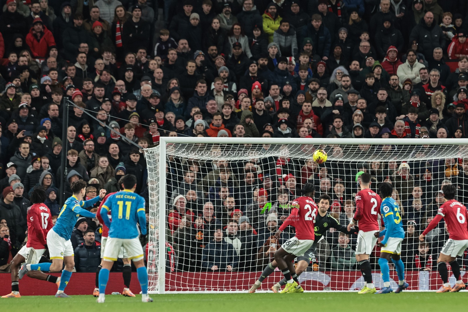 Ladislav Krejci of Wolverhampton Wanderers scores to make it 1-1 during the Premier League match Manchester United vs Wolverhampton Wanderers at Old Trafford, Manchester, United Kingdom, 30th December 2025

(Photo by Mark Cosgrove/News Images)

*** GER AUT SUI OUT ***
