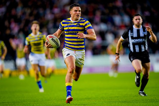 Josh Smith of Warrington Wolves runs the length of the field to score his try during the Betfred Super League round 14 match St Helens vs Warrington Wolves at The BrewDog Stadium, St Helens, United Kingdom on 11 June 2026

(Photo by Maynard Manyowa/News Images)