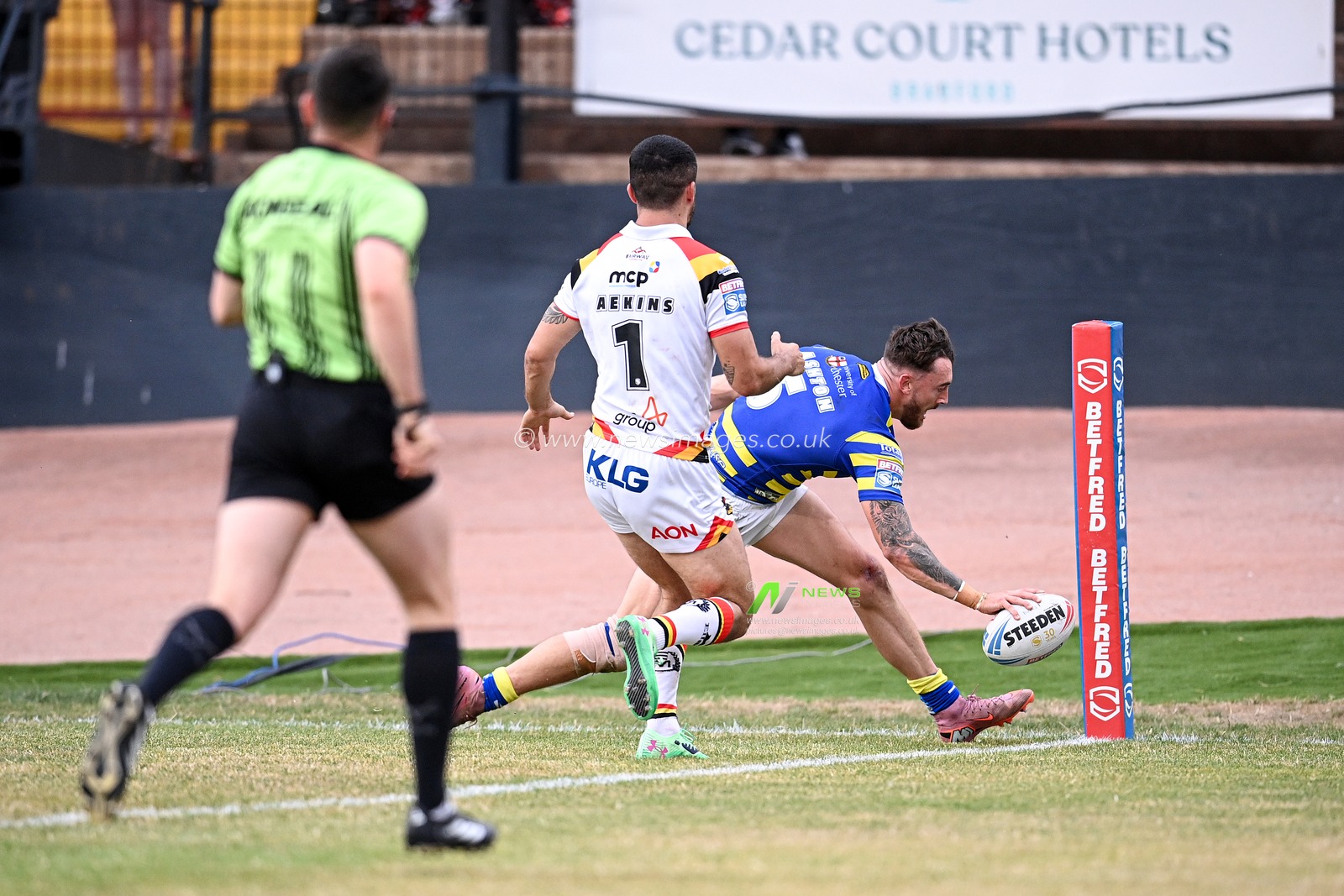Matty Ashton of Warrington Wolves scores his team's first try during the Betfred Super League round 22 match Bradford Bulls vs Warrington Wolves at Odsal Stadium, Bradford, United Kingdom on 08 August 2026

(Photo by Ben Roberts/News Images)