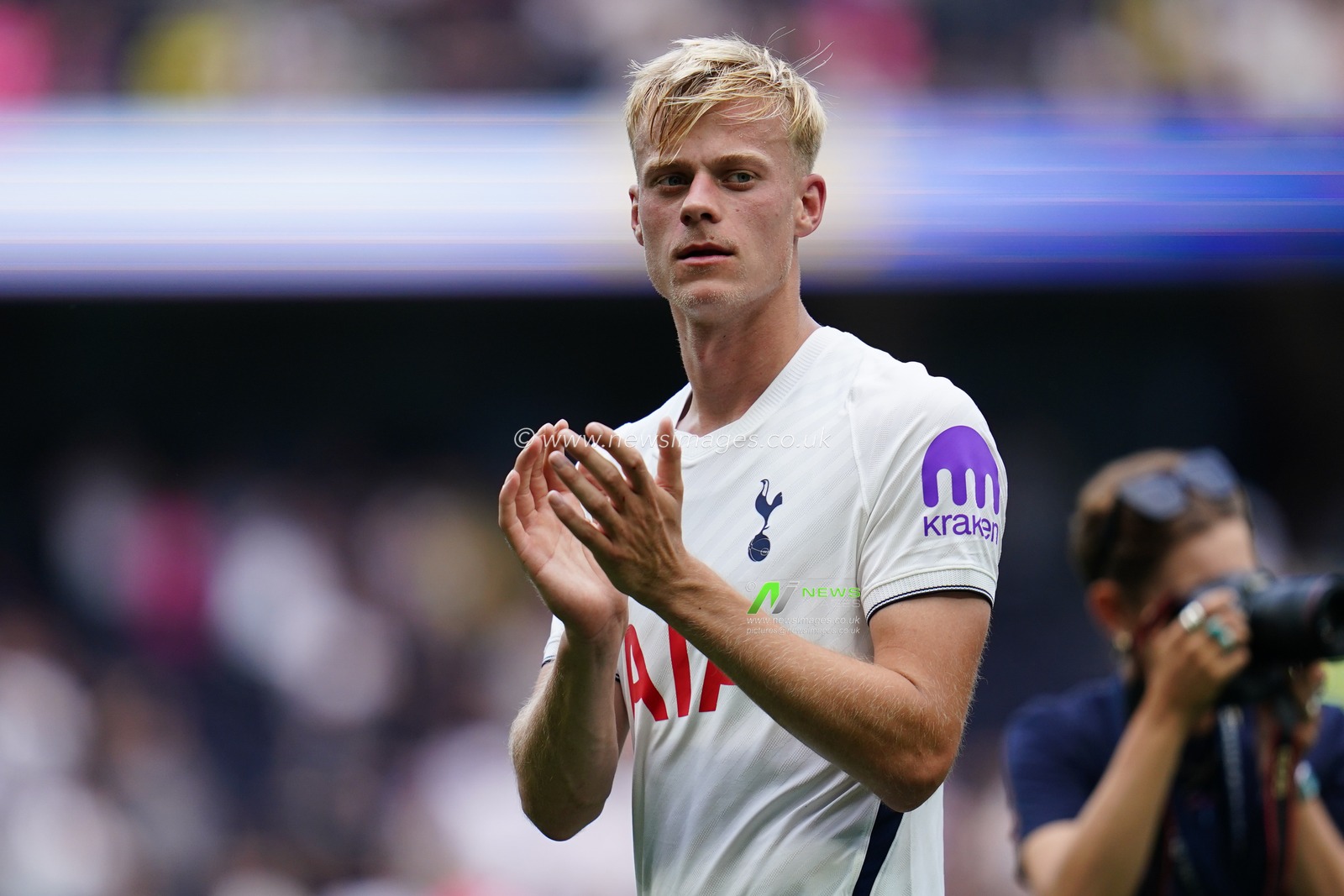 Jan Van Hecke of Tottenham Hotspur applauds home support during the pre-season friendly match Tottenham Hotspur vs Hoffenheim at Tottenham Hotspur Stadium, London, United Kingdom on 15 August 2026

(Photo by Harvey Murphy/News Images)