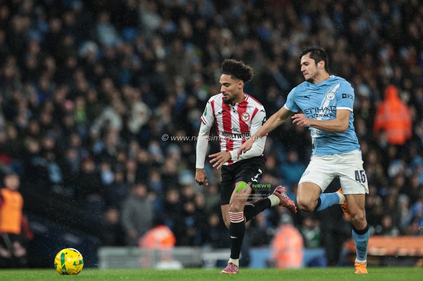 Kevin Schade of Brentford and Abdukodir Khusanov of Manchester City battle for the ball during the Carabao Cup Quarter Final match Manchester City vs Brentford at Etihad Stadium, Manchester, United Kingdom, 17th December 2025

(Photo by Mark Cosgrove/News Images)

*** GER AUT SUI OUT ***