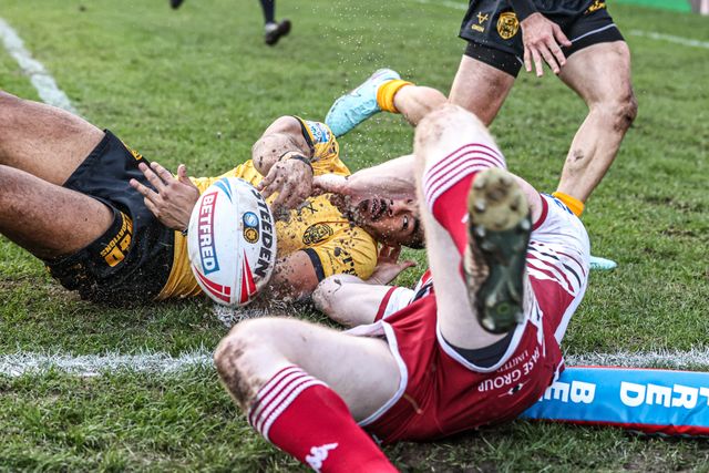 Jason Qareqare of Castleford Tigers blocks a try from Zach Eckersley of Wigan Warriors during the Betfred Super League round 1 match Castleford Tigers vs Wigan Warriors at OneBore Stadium, Castleford, Untied Kingdom on 15 February 2026

(Photo by Alfie Cosgrove/News Images)