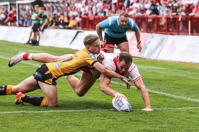 Joe Burgess of Hull KR goes over for a try during the Betfred Super League round 21 match Hull KR vs Castleford Tigers at Sewell Group Craven Park, Kingston upon Hull, United Kingdom, 9th August 2025

(Photo by Alfie Cosgrove/News Images)