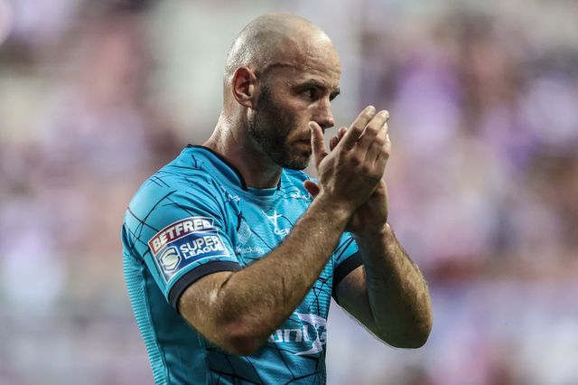 Matt Frawley of Huddersfield Giants applauds the fans after the game during the Betfred Super League round 18 match Wigan Warriors vs Huddersfield Giants at The Brick Community Stadium, Wigan, United Kingdom, 11th July 2025

(Photo by Alfie Cosgrove/News Images)