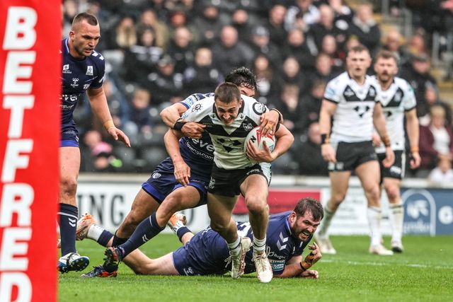 Jake Arthur of Hull FC is tackled by Roméo Tropis of Toulouse Olympique during the Betfred Super League round 10 match Hull FC vs Toulouse Olympique at MKM Stadium, Hull, United Kingdom on 03 May 2026

(Photo by Alfie Cosgrove/News Images)