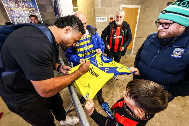 Toafofoa Sipley of Warrington Wolves signs a fans shirt during the Betfred Super League Round 3 match Warrington Wolves vs Wakefield Trinity at The Halliwell Jones Stadium, Warrington, United Kingdom on 28 February 2026

(Photo by Alfie Cosgrove/News Images)