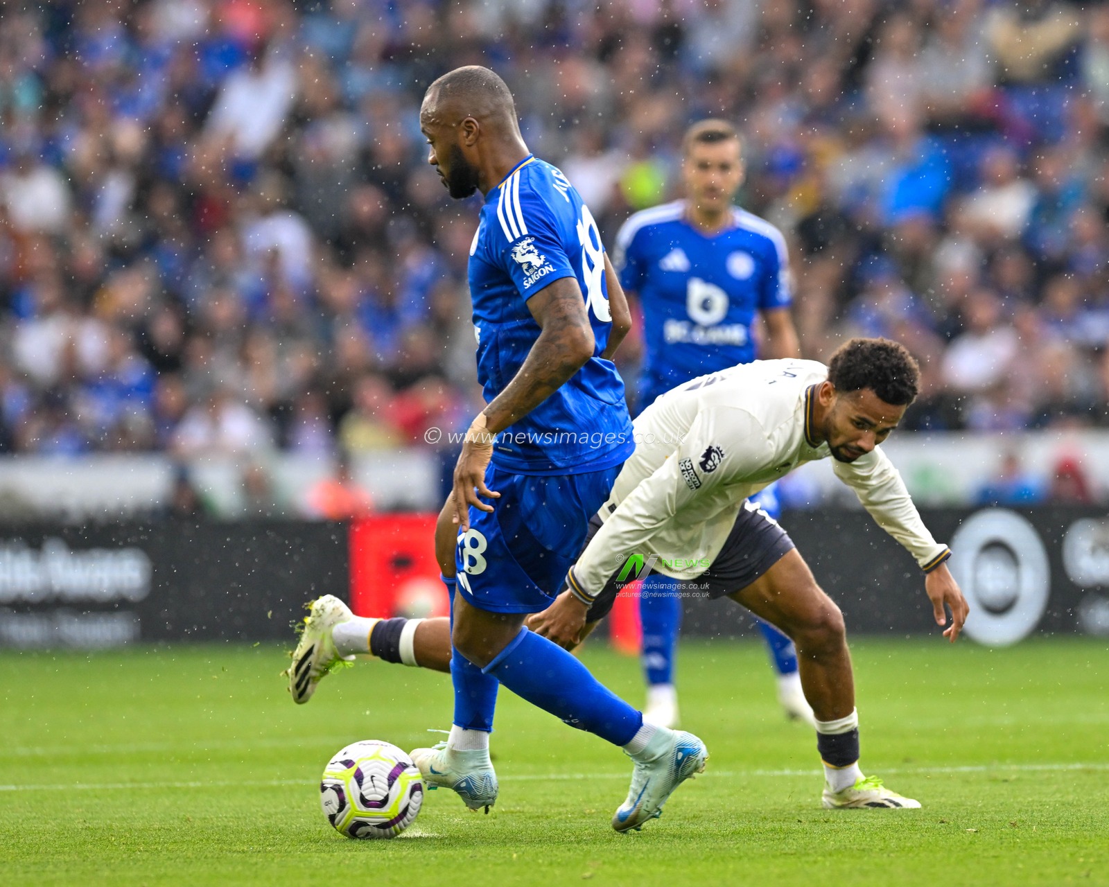 Jordan AYEW (Leicester City) attacking with the ball, defeating defence byIlman NDIAYE (Everton FC) during the Premier League match Leicester City vs Everton at King Power Stadium, Leicester, United Kingdom, 21st September 2024

(Photo by Mark Dunn/News Images)