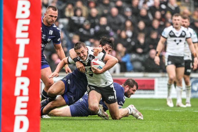Jake Arthur of Hull FC is tackled by Roméo Tropis of Toulouse Olympique during the Betfred Super League round 10 match Hull FC vs Toulouse Olympique at MKM Stadium, Hull, United Kingdom on 03 May 2026

(Photo by Alfie Cosgrove/News Images)