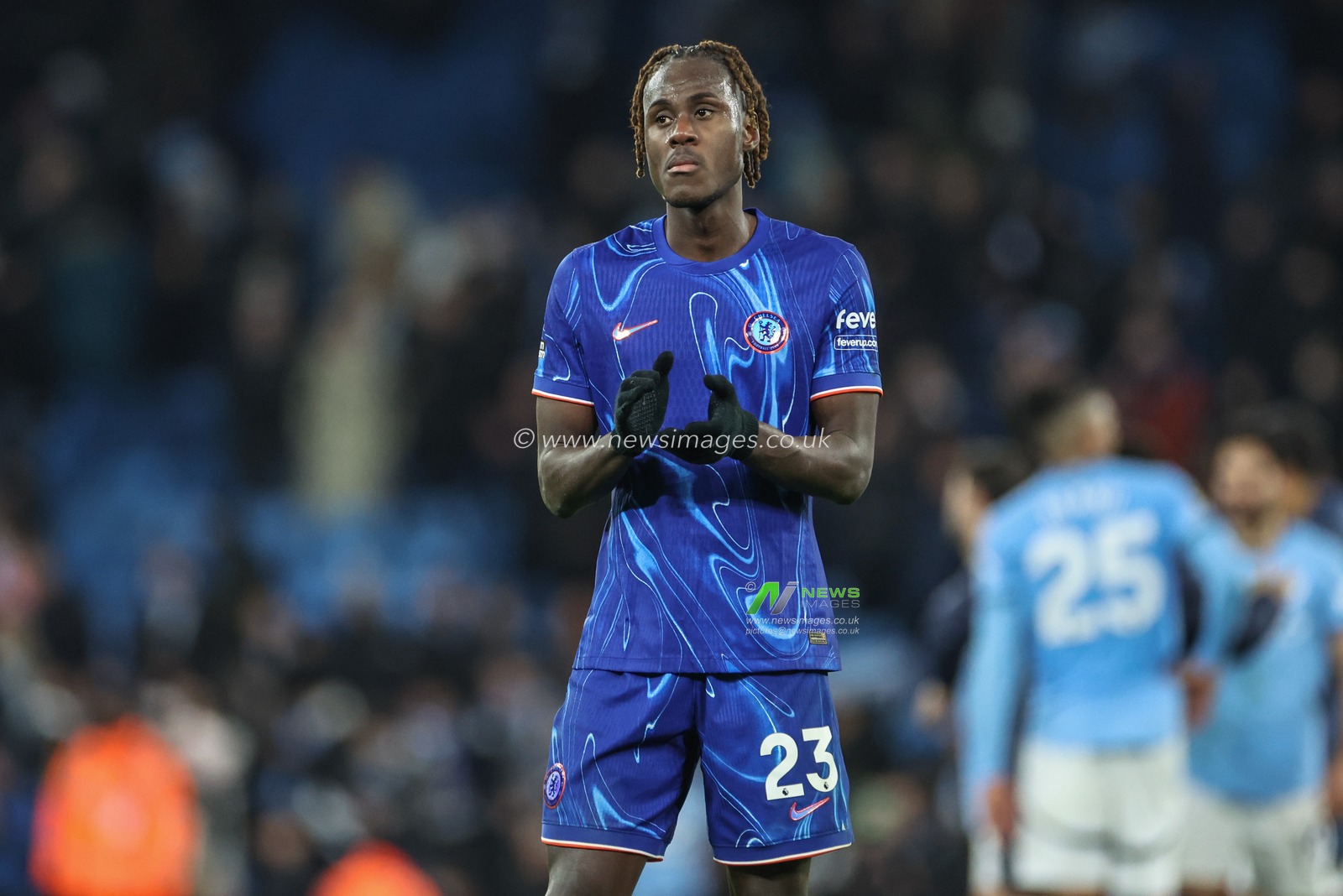 Trevoh Chalobah of Chelsea applauds the travelling fans after the game during the Premier League match Manchester City vs Chelsea at Etihad Stadium, Manchester, United Kingdom, 25th January 2025

(Photo by Mark Cosgrove/News Images)