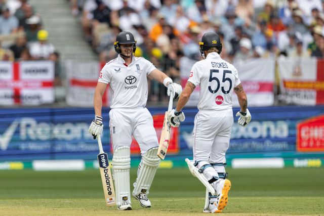 Jamie Smith is giving back the bat to Ben Stokes (c) of England during the NRMA Insurance Ashes First Test Day 2 Australia vs England at Optus Stadium, Perth, Australia, 22nd November 2025

(Photo by Santanu Banik/News Images)

*** GER AUT SUI OUT ***