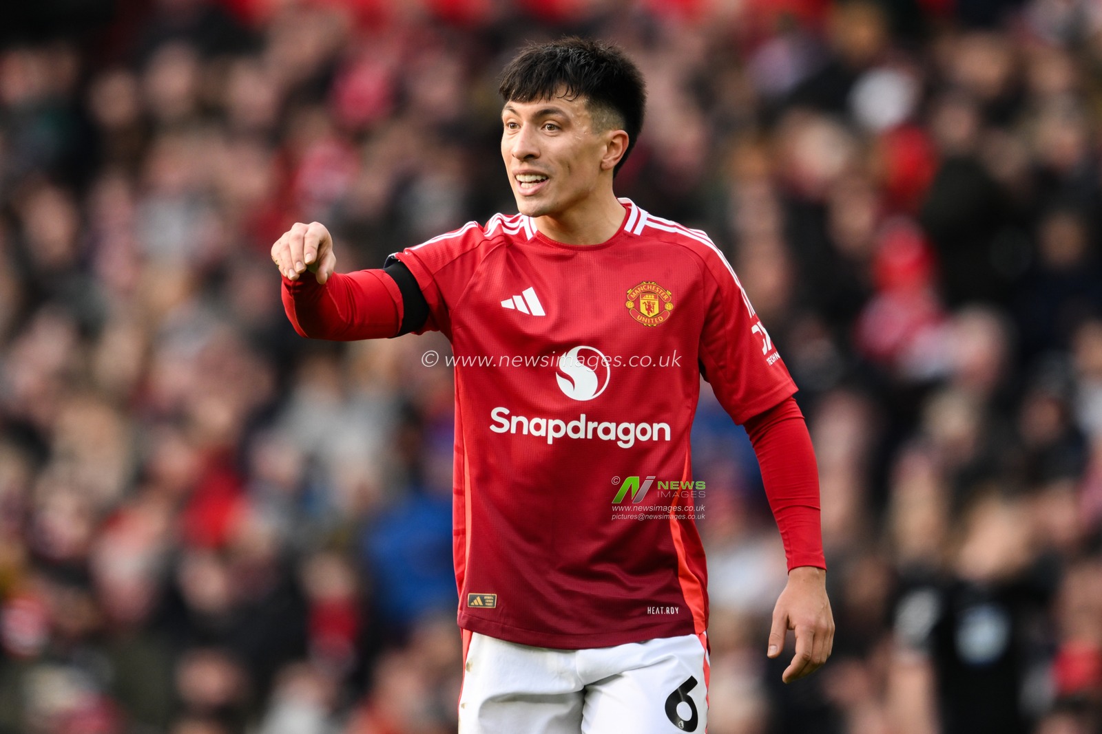 Lisandro MartÃ­nez of Manchester United gives his teammates instructions during the Premier League match Manchester United vs Crystal Palace at Old Trafford, Manchester, United Kingdom, 2nd February 2025

(Photo by Craig Thomas/News Images)