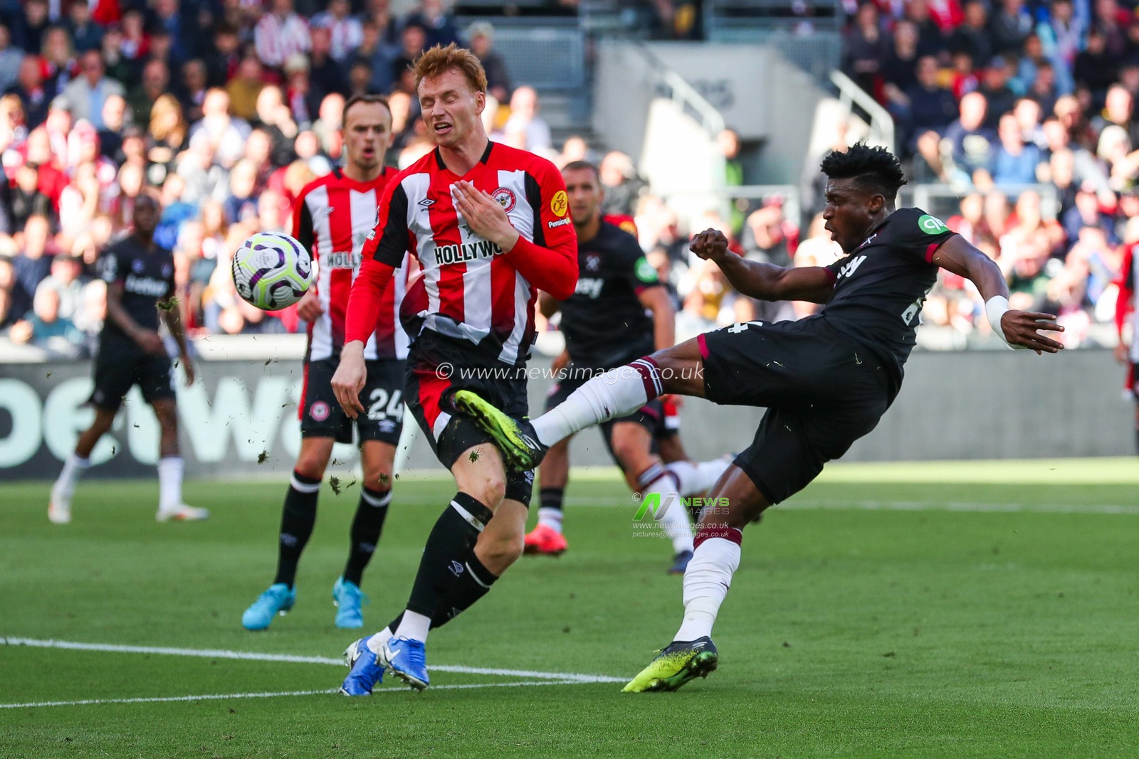Mohammed Kudus of West Ham United shoots during the Premier League match Brentford vs West Ham United at The Gtech Community Stadium, London, United Kingdom, 28th September 2024

(Photo by Izzy Poles/News Images)