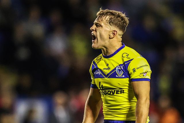 Leon Hayes of Warrington Wolves gives team mates instructions during the Betfred Super League Round 24 match Warrington Wolves vs Salford Red Devils at Halliwell Jones Stadium, Warrington, United Kingdom, 29th August 2025

(Photo by Alfie Cosgrove/News Images)