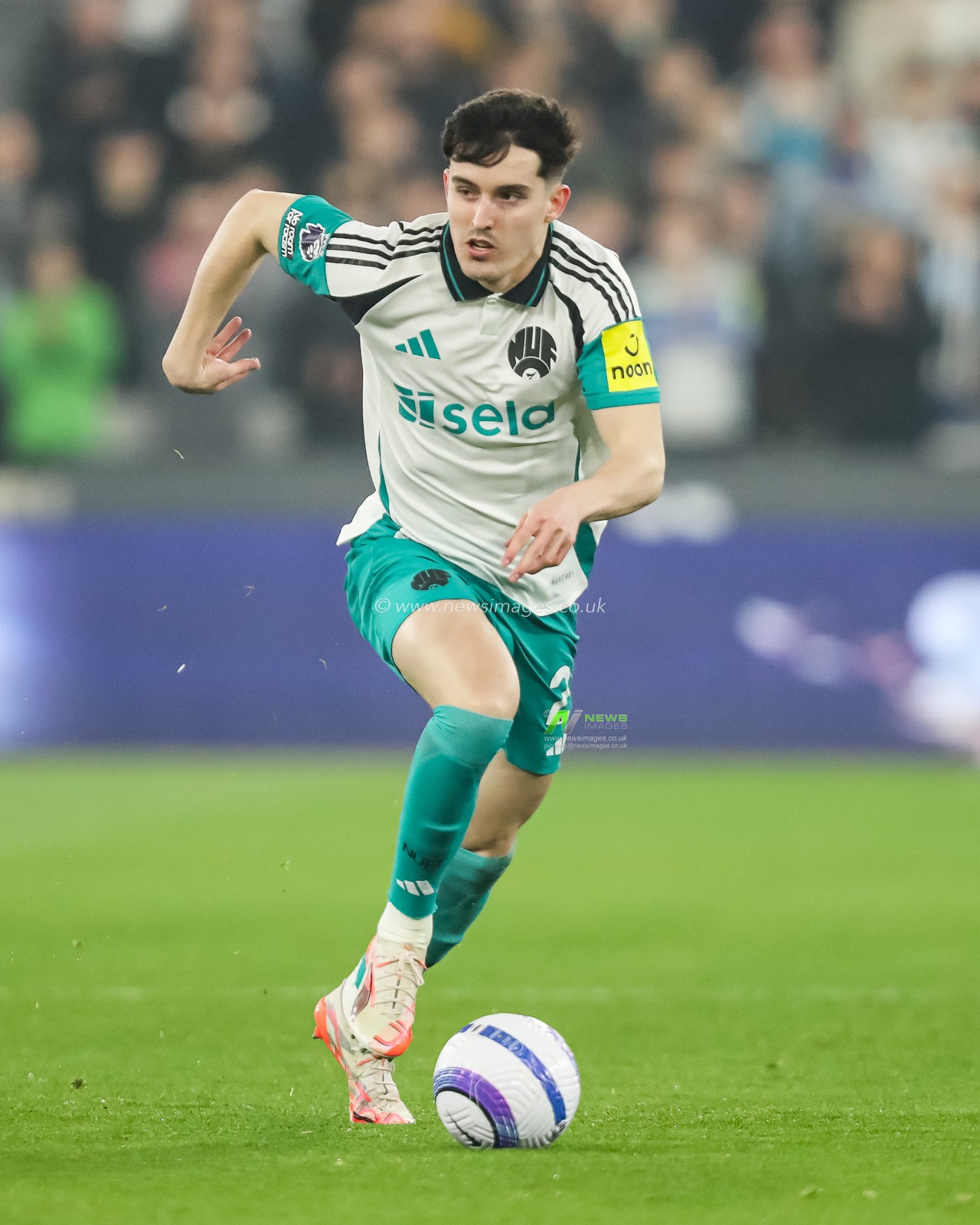 Tino Livramento of Newcastle United makes a break with the ball during the Premier League match West Ham United vs Newcastle United at London Stadium, London, United Kingdom, 10th March 2025

(Photo by Izzy Poles/News Images)