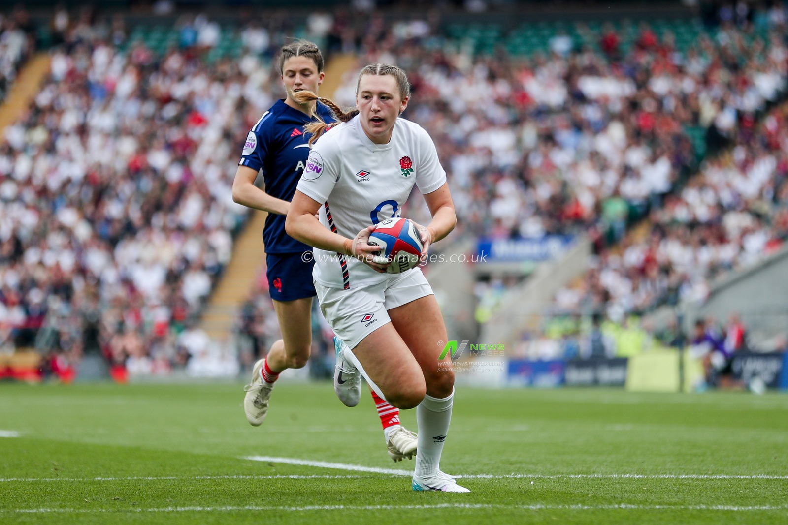 Emma Sing of England Women breaks with the ball during the 2025 Guinness Womenâ€™s Six Nations match England vs France at Allianz Stadium, Twickenham, United Kingdom, 26th April 2025

(Photo by Izzy Poles/News Images)
