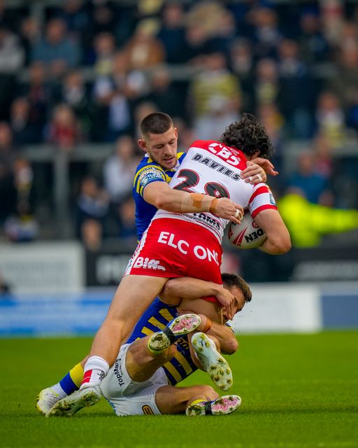 Jake Davies of St Helens R.F.C. is tackled by Danny Walker of Warrington Wolves during the Betfred Super League round 14 match St Helens vs Warrington Wolves at The BrewDog Stadium, St Helens, United Kingdom on 11 June 2026

(Photo by Maynard Manyowa/News Images)