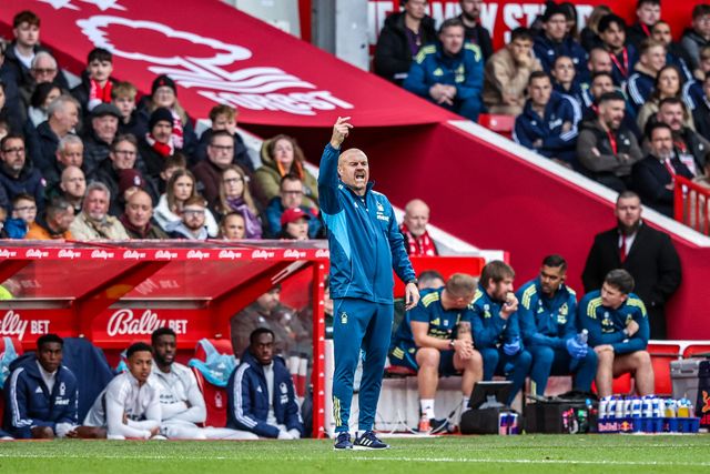 Sean Dyche manager of Nottingham Forest gives his team instructions during the Premier League match Nottingham Forest vs Manchester United at City Ground, Nottingham, United Kingdom, 1st November 2025

(Photo by Alfie Cosgrove/News Images)

*** GER AUT SUI OUT ***