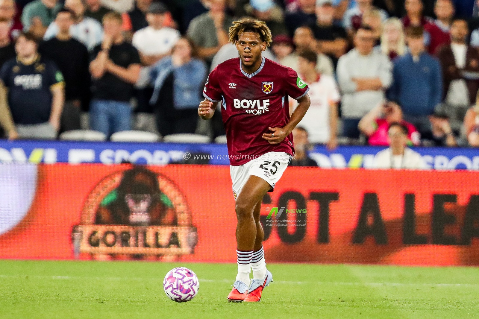 Jean-Clair Todibo of West Ham United runs with the ball during the Premier League match West Ham United vs Chelsea at London Stadium, London, United Kingdom, 22nd August 2025

(Photo by Izzy Poles/News Images)