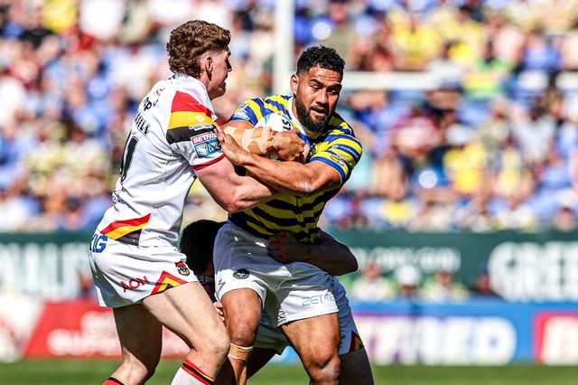 Kelepi Tanginoa of Warrington Wolves is tackled by Dan Russell of Bradford Bulls during the Betfred Super League round 12 match Warrington Wolves vs Bradford Bulls at The Halliwell Jones Stadium, Warrington, United Kingdom on 24 May 2026

(Photo by Alfie Cosgrove/News Images)