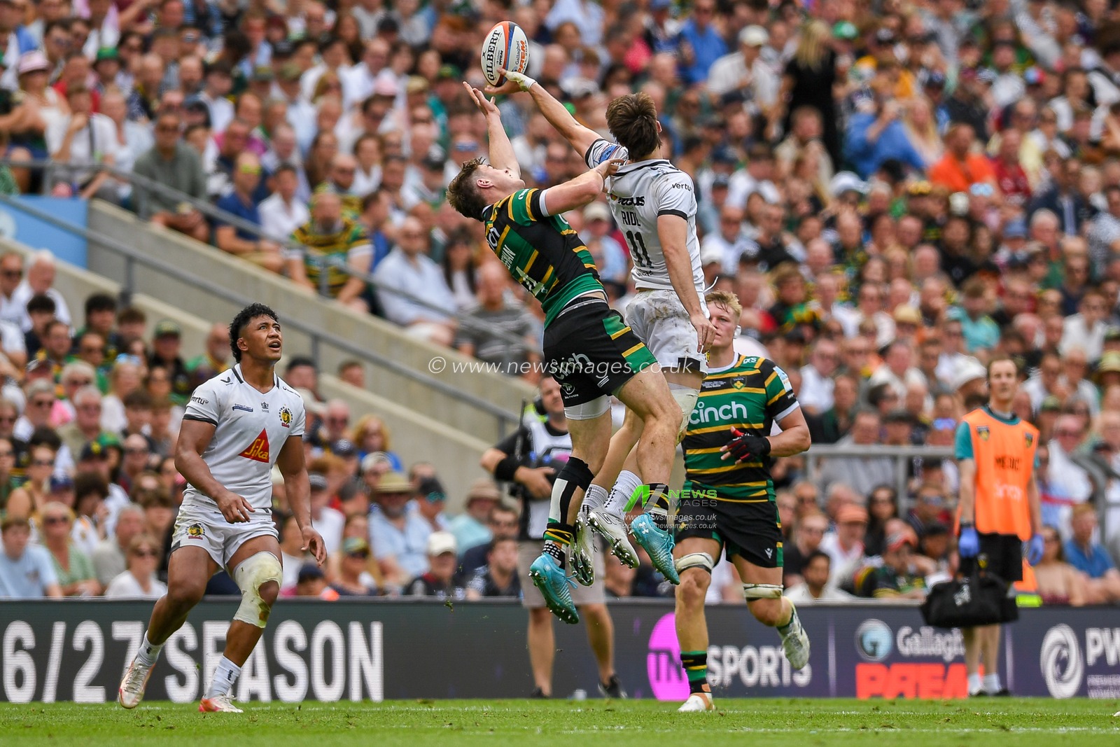 Tommy Freeman of Northampton Saints and Campbell Ridl of Exeter Chiefs battle in the air for the ball during the Gallagher PREM Final match Northampton Saints vs Exeter Chiefs at Allianz Stadium, Twickenham, United Kingdom on 20 June 2026.

(Photo by Alex Williamson/News Images)