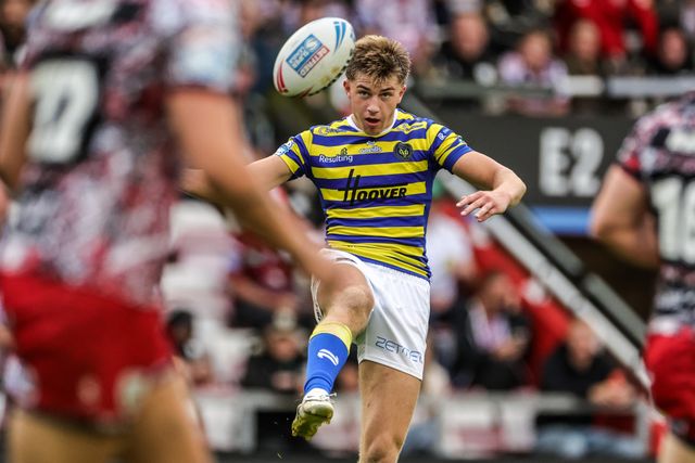 Ewan Irwin of Warrington Wolves kicks the ball up field during the Betfred Super League round 20 match Leigh Leopards vs Warrington Wolves at Leigh Sports Village, Leigh, United Kingdom on 25 July 2026

(Photo by Alfie Cosgrove/News Images)