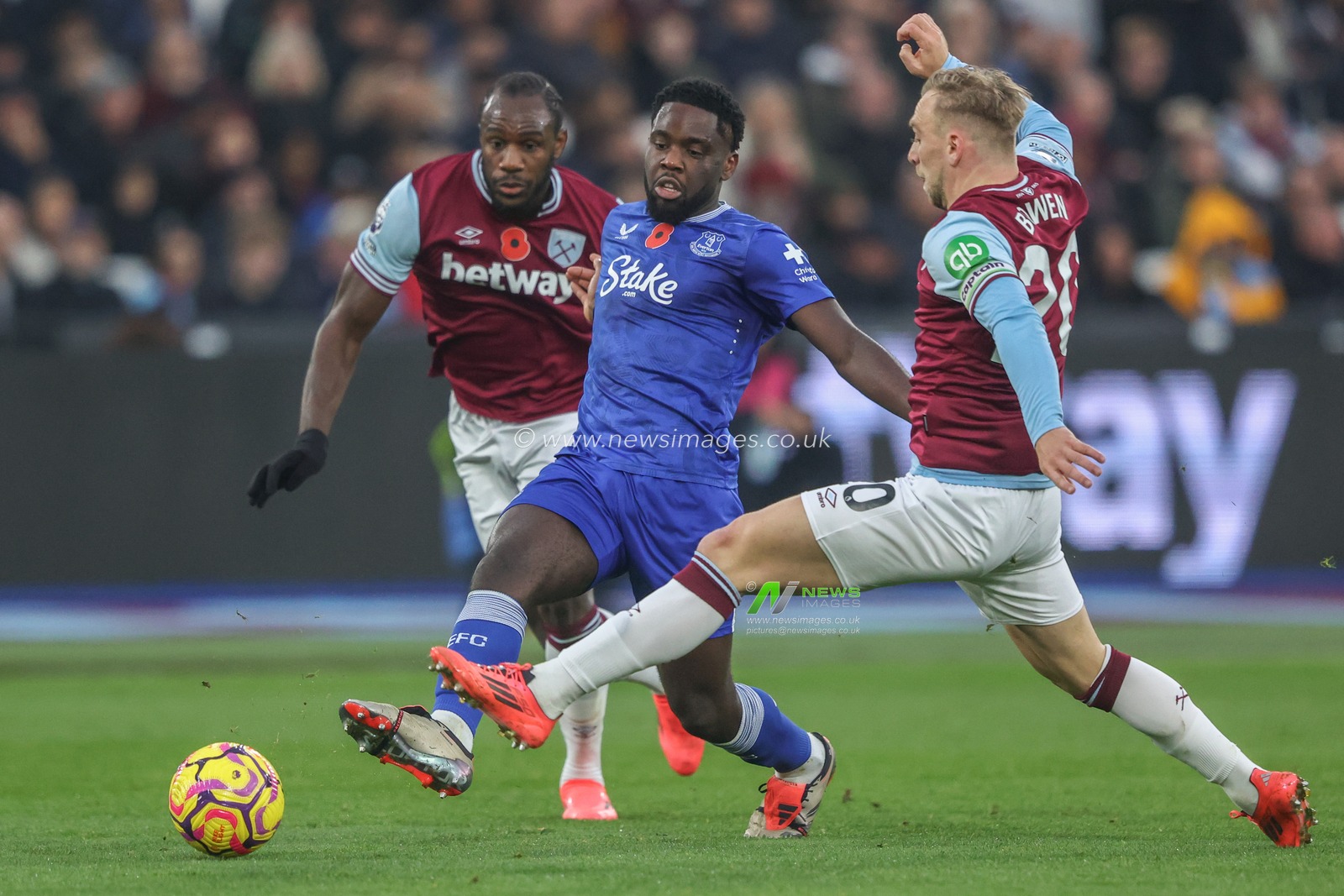 Orel Mangala of Everton and Jarrod Bowen of West Ham battle for the ball during the Premier League match West Ham United vs Everton at London Stadium, London, United Kingdom, 9th November 2024

(Photo by Alfie Cosgrove/News Images)