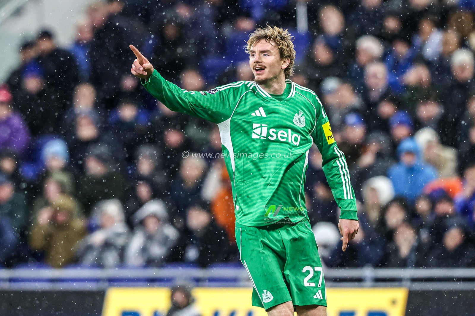 Nick Woltemade of Newcastle United celebrates his goal to make it 0-3 during the Premier League match Everton vs Newcastle United at Hill Dickinson Stadium, Liverpool, United Kingdom, 29th November 2025

(Photo by Alfie Cosgrove/News Images)

*** GER AUT SUI OUT ***