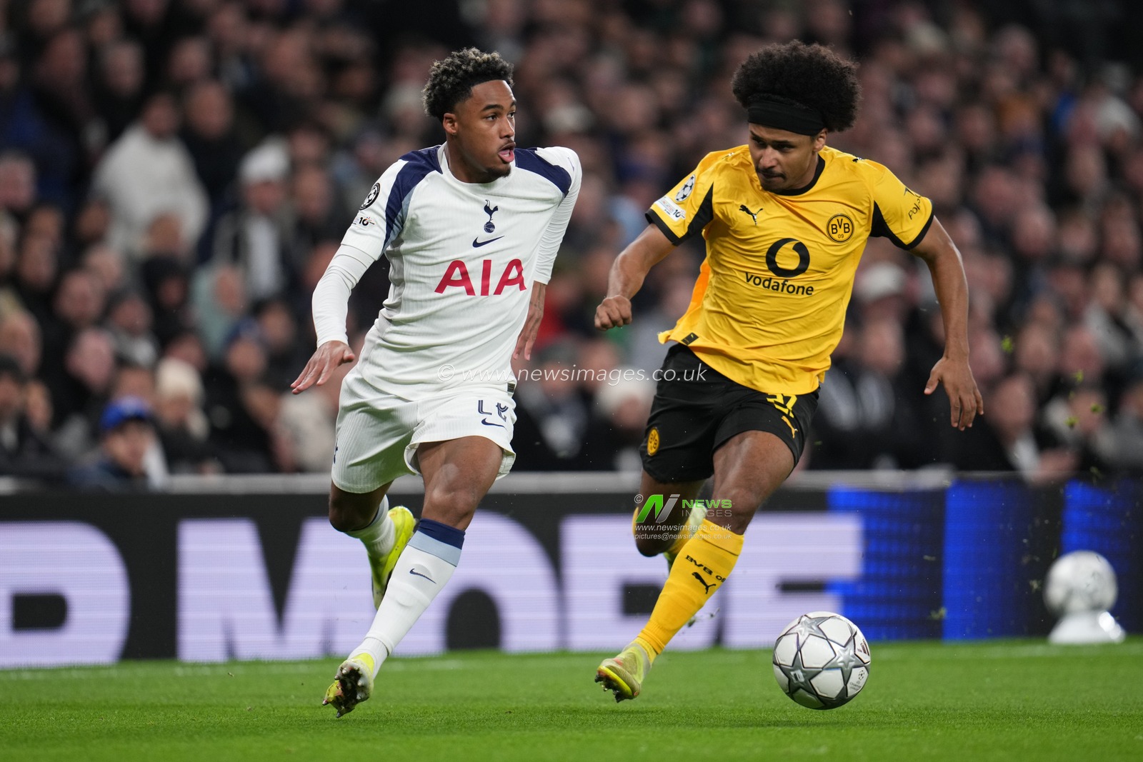 Wilson Odobert of Tottenham Hotspur and Karim Adeyemi of Borussia Dortmund during the UEFA Champions league Matchday 7 of 8 Tottenham Hotspur vs Borussia Dortmund at Tottenham Hotspur Stadium, London, United Kingdom, 20th January 2026

(Photo by Harvey Murphy/News Images)