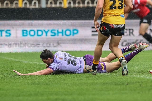 Sam Stone of Warrington Wolves goes over for a try during the Betfred Super League round 19 match Castleford Tigers vs Warrington Wolves at The Mend-A-Hose Jungle, Castleford, United Kingdom, 20th July 2025

(Photo by Alfie Cosgrove/News Images)