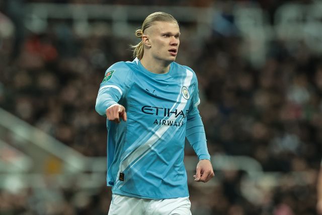 Erling Haaland of Manchester City gives his team instructions during the Carabao Cup Semi-finals First Leg Newcastle United vs Manchester City at St. James's Park, Newcastle, United Kingdom, 13th January 2026

(Photo by Mark Cosgrove/News Images)