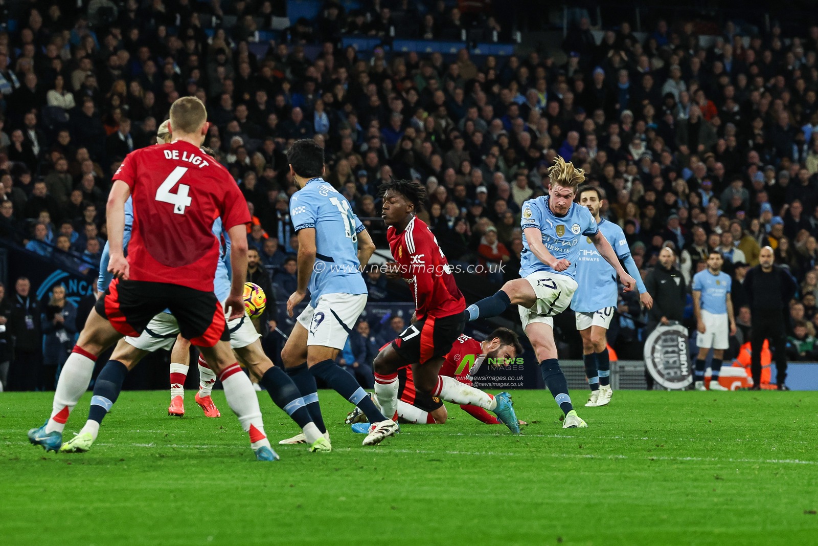 Kevin De Bruyne of Manchester City shoots on goal during the Premier League match Manchester City vs Manchester United at Etihad Stadium, Manchester, United Kingdom, 15th December 2024

(Photo by Mark Cosgrove/News Images)