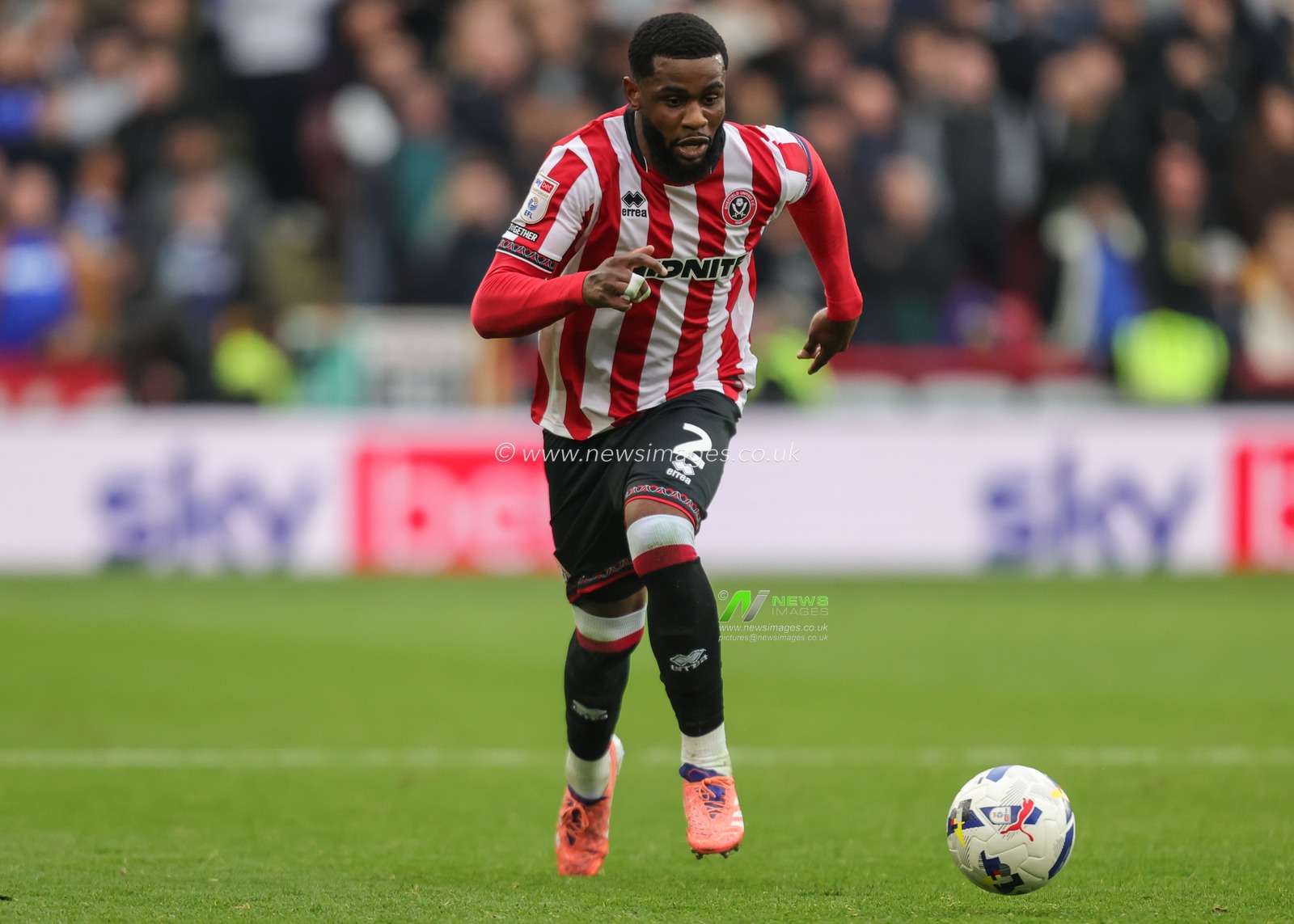 Japhet Tanganga of Sheffield United breaks with the ball during the Sky Bet Championship match Sheffield United vs Watford at Bramall Lane, Sheffield, United Kingdom, 18th October 2025

(Photo by Richard Bierton/News Images)