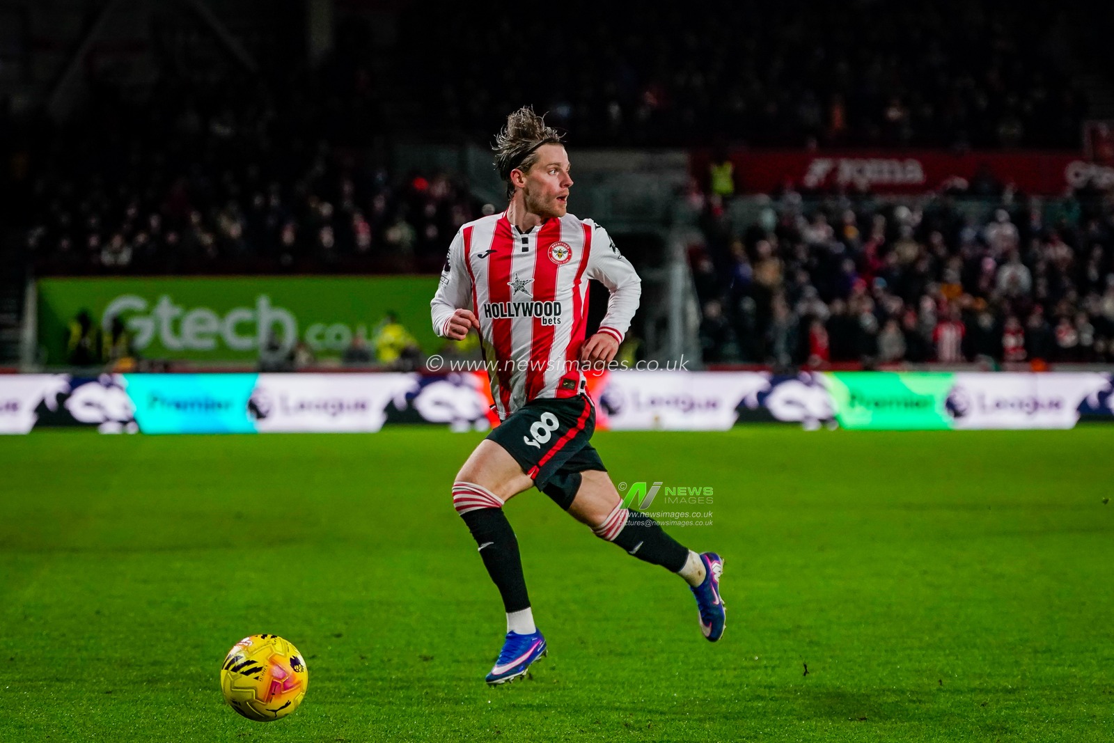 Mathias Jensen of Brentford makes a run with the ball during the Premier League match Brentford vs Sunderland at The Gtech Community Stadium, London, United Kingdom, 7th January 2026

(Photo by Maynard Manyowa/News Images)

*** GER AUT SUI OUT ***