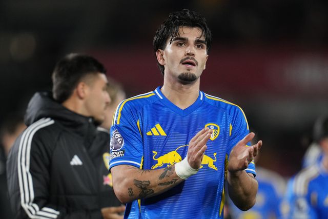 Pascal Struijk of Leeds United applauds away support during the Premier League match Brentford vs Leeds United at The Gtech Community Stadium, London, United Kingdom, 14th December 2025

(Photo by Harvey Murphy/News Images)

*** GER AUT SUI OUT ***