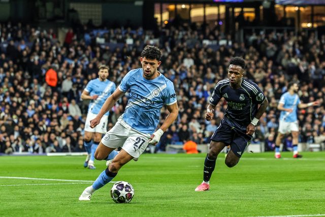 Matheus Nunes of Manchester City breaks with the ball under pressure from Vinicius Junior of Real Madrid during the UEFA Champions League last 16 second leg match Manchester City vs Real Madrid at The City of Manchester Stadium, Manchester, United Kingdom on 17 March 2026

(Photo by Mark Cosgrove/News Images)