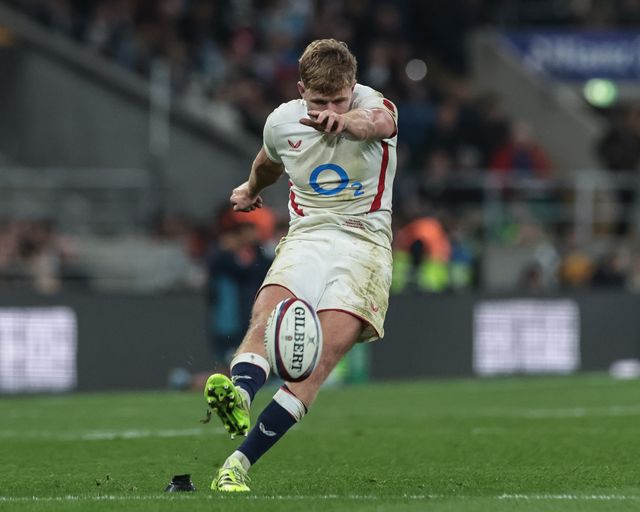 Fin Smith of England converts for a goal during the Quilter Nations Series 2025 match England vs Fiji at Allianz Stadium, Twickenham, United Kingdom, 8th November 2025

(Photo by Mark Cosgrove/News Images)

*** GER AUT SUI OUT ***