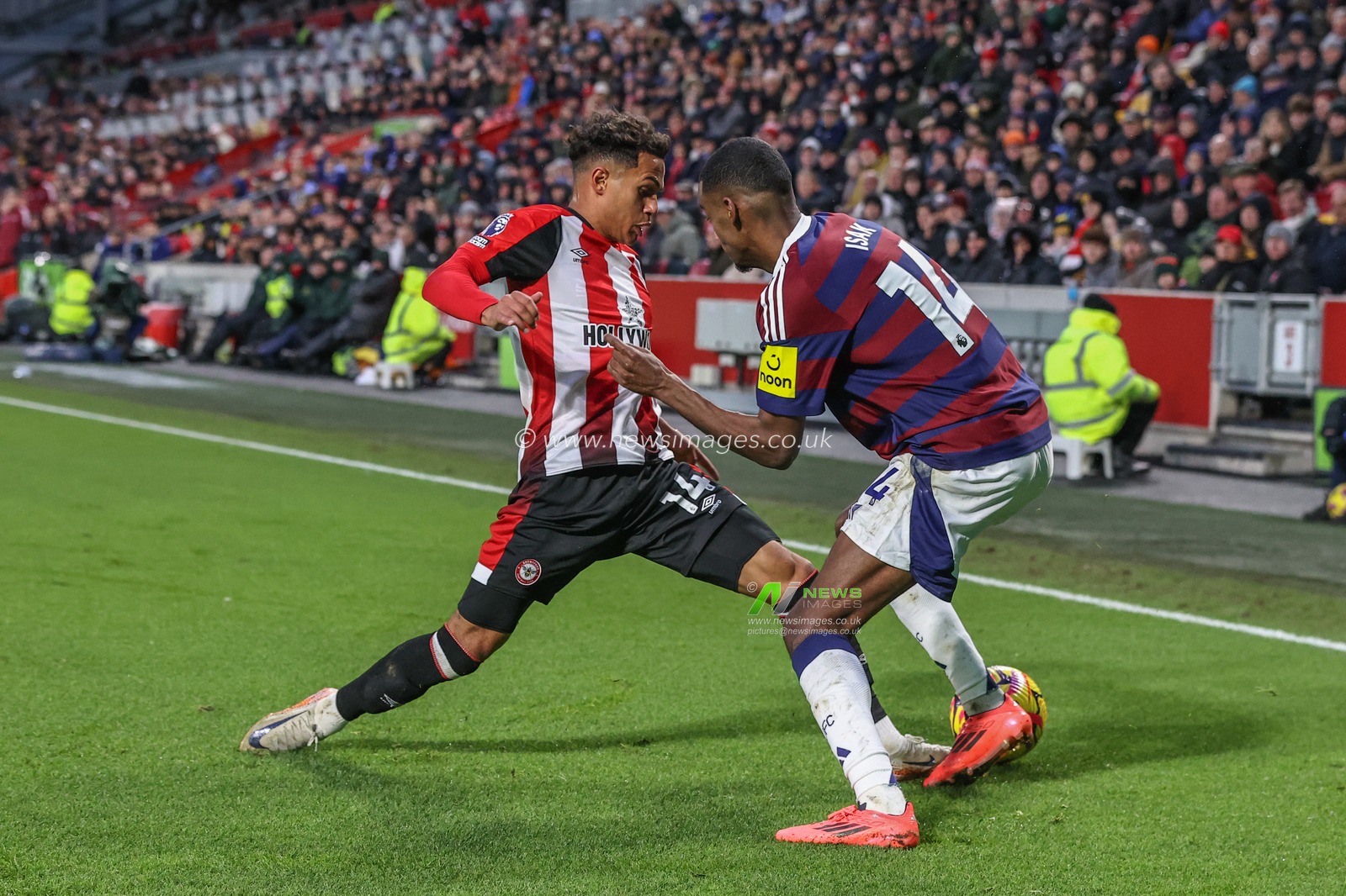 Fabio Carvalho of Brentford and Alexander Isak of Newcastle United battle for the ball during the Premier League match Brentford vs Newcastle United at The Gtech Community Stadium, London, United Kingdom, 7th December 2024

(Photo by Alfie Cosgrove/News Images)