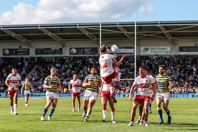 Oliver Gildart of Hull KR jumps up to win the high ball during the Betfred Challenge Cup Semi-Finals match Warrington Wolves vs Hull KR at Eco-Power Stadium, Doncaster, United Kingdom on 10 May 2026

(Photo by Alfie Cosgrove/News Images)