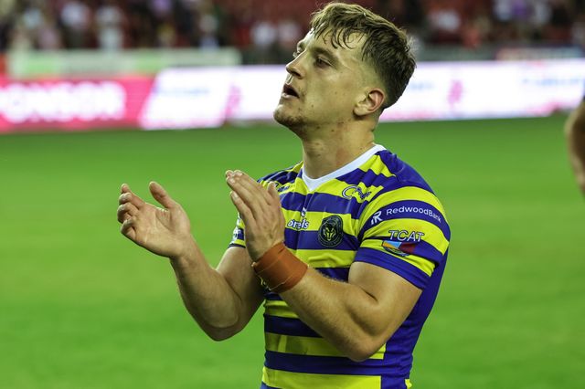 Leon Hayes of Warrington Wolves applauds the fans during the Betfred Super League round 18 match Wigan Warriors vs Warrington Wolves at The Brick Community Stadium, Wigan, United Kingdom on 10 July 2026

(Photo by Mark Cosgrove/News Images)