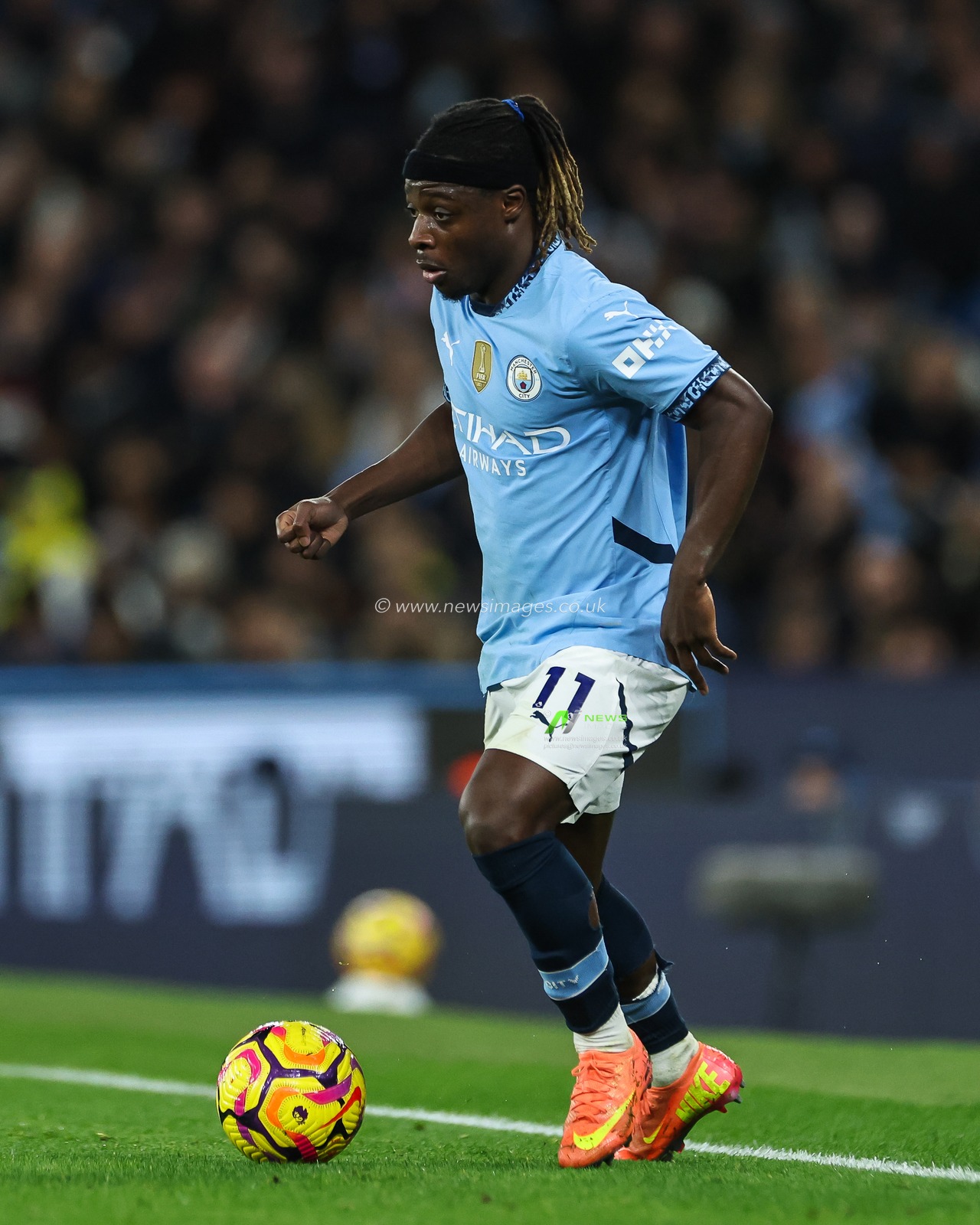 Jeremy Doku of Manchester City makes a break with the ball during the Premier League match Manchester City vs Manchester United at Etihad Stadium, Manchester, United Kingdom, 15th December 2024

(Photo by Mark Cosgrove/News Images)