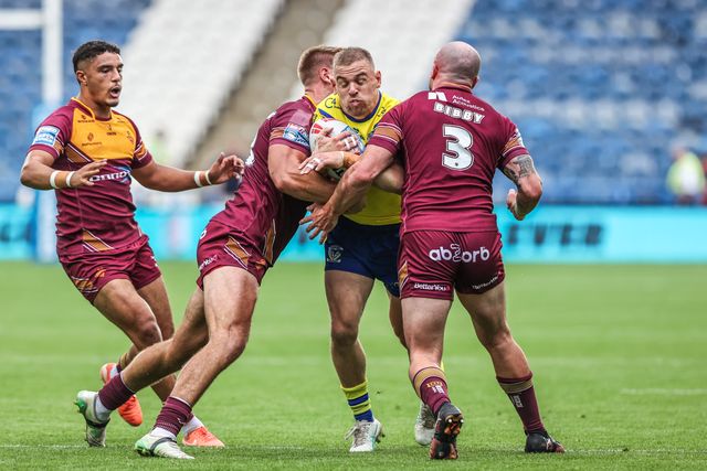 Matt Dufty of Warrington Wolves is tackled during the Betfred Super League Round 23 match Huddersfield Giants vs Warrington Wolves at Accu Stadium, Huddersfield, United Kingdom, 24th August 2025

(Photo by Alfie Cosgrove/News Images)