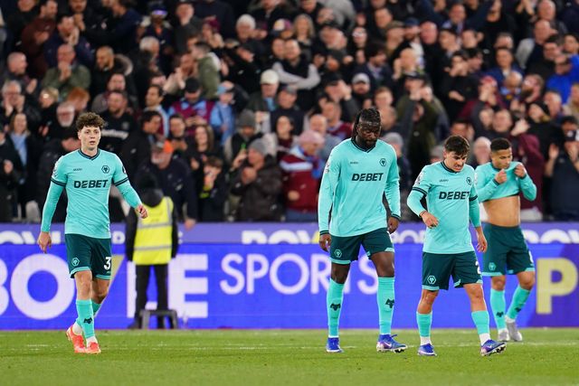 Wolves players after conceding fourth goal during the Premier League match West Ham United vs Wolverhampton Wanderers at London Stadium, London, United Kingdom on 10 April 2026

(Photo by Harvey Murphy/News Images)
