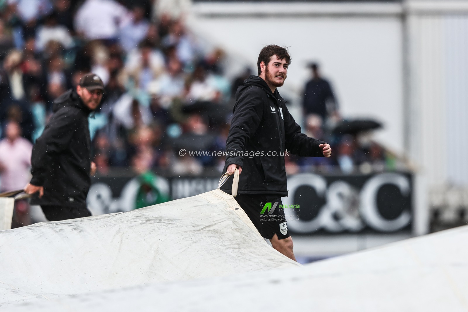 Ground staff pull out the rain covers for the second time during the Rothesay 5th Rothesay Test Day 1 Match England v India at The Kia Oval, London, United Kingdom, 31st July 2025

(Photo by Alfie Cosgrove/News Images)