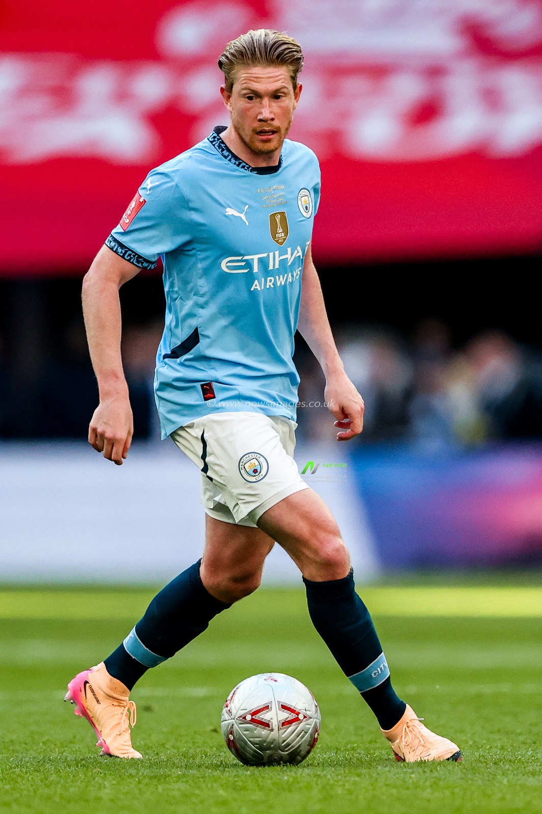Kevin De Bruyne of Manchester City runs with the ball during the Emirates FA Cup Final match Crystal Palace vs Manchester City at Wembley Stadium, London, United Kingdom, 17th May 2025

(Photo by Alfie Cosgrove/News Images)