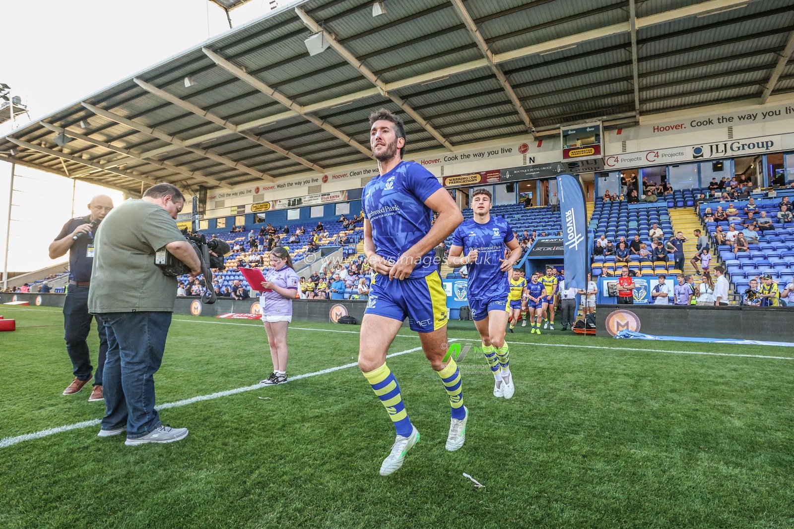 Stefan Ratchford of Warrington Wolves comes out for the warmups during the Betfred Super League Round 22 match Warrington Wolves vs Catalans Dragons at Halliwell Jones Stadium, Warrington, United Kingdom, 14th August 2025

(Photo by Alfie Cosgrove/News Images)
