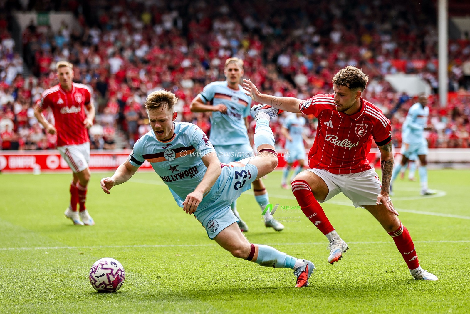 Keane Lewis-Potter of Brentford is challenged by Neco Williams of Nottingham Forest during the Premier League match Nottingham Forest vs Brentford at City Ground, Nottingham, United Kingdom, 17th August 2025

(Photo by Alfie Cosgrove/News Images)